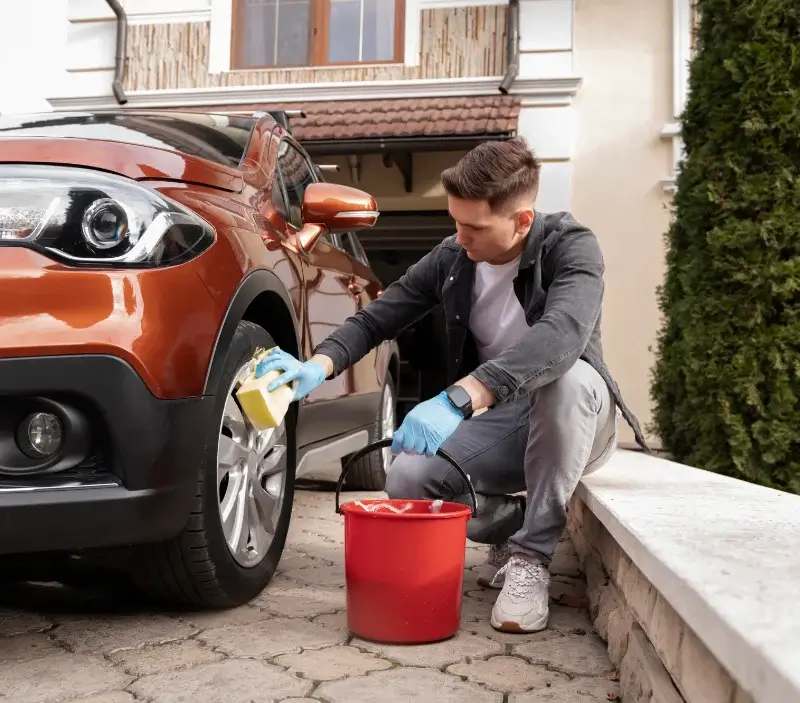 Lavage auto à domicile Siouville-Hague : professionnel intervenant sur un véhicule
